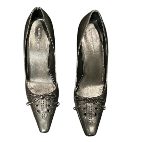 Worthington Black Pointed Toe Pump, gently used in good condition, size 9M. - Picture 2 of 9